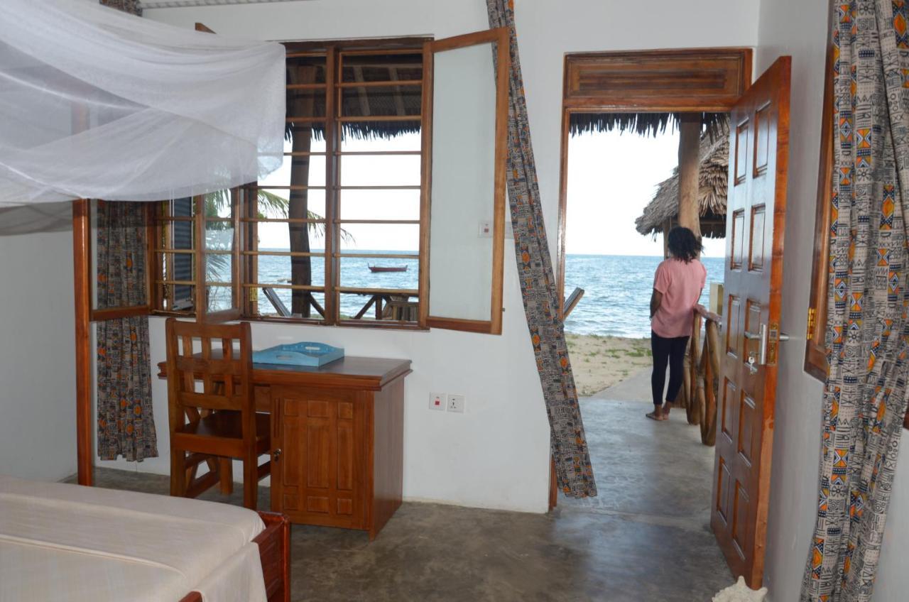 Lui Ushongo Beach House Pangani Exterior photo