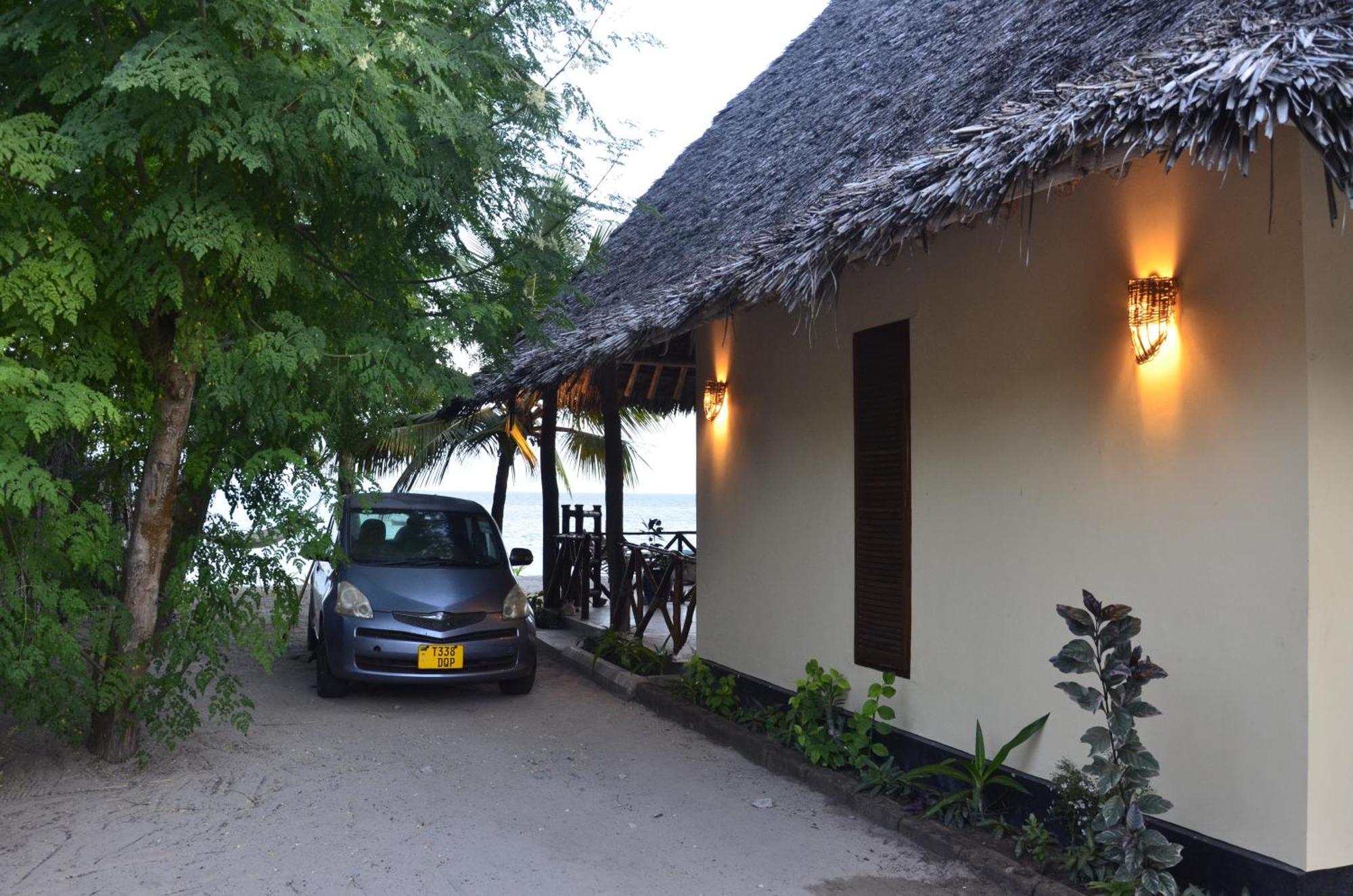 Lui Ushongo Beach House Pangani Exterior photo