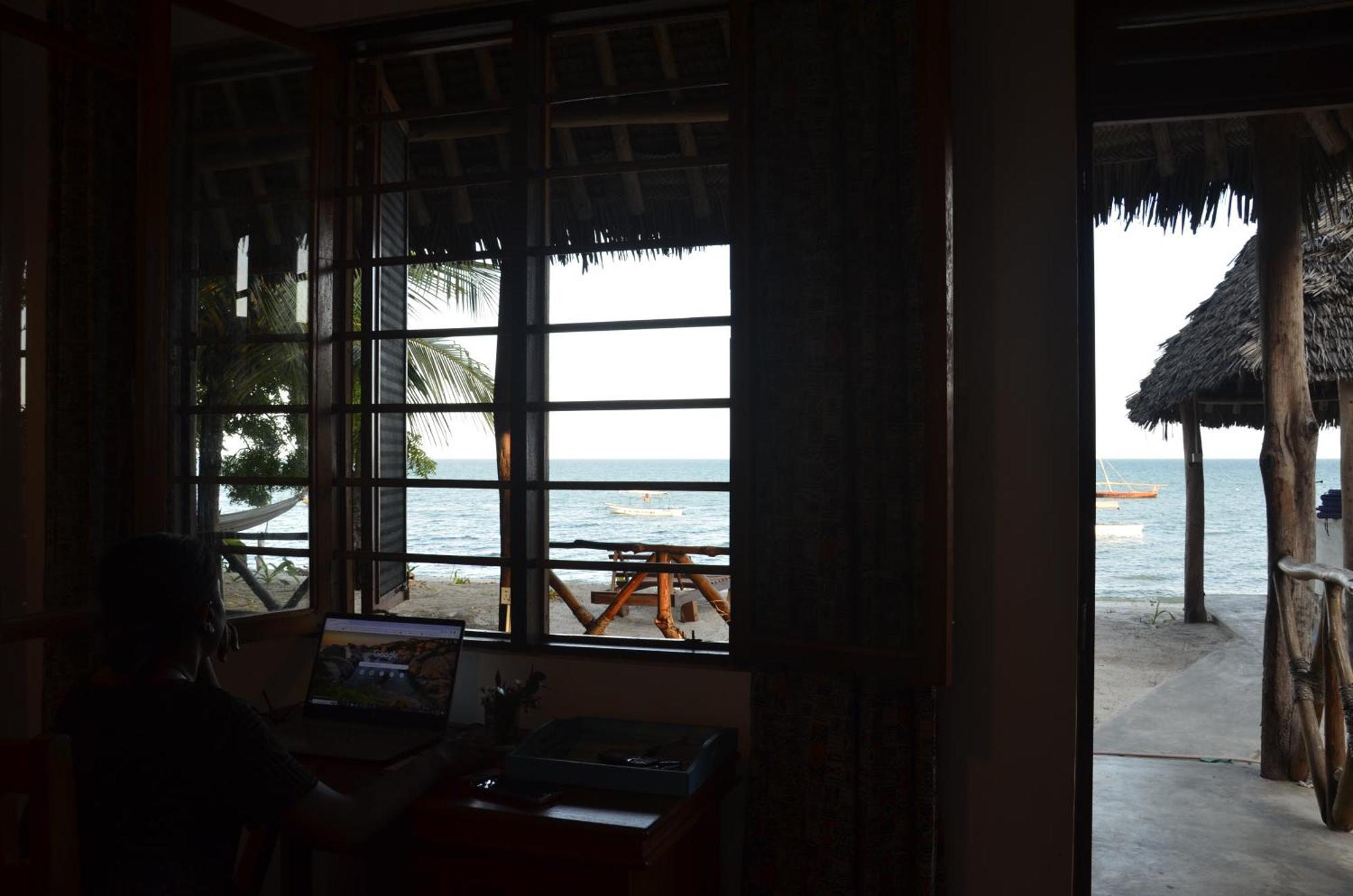 Lui Ushongo Beach House Pangani Exterior photo