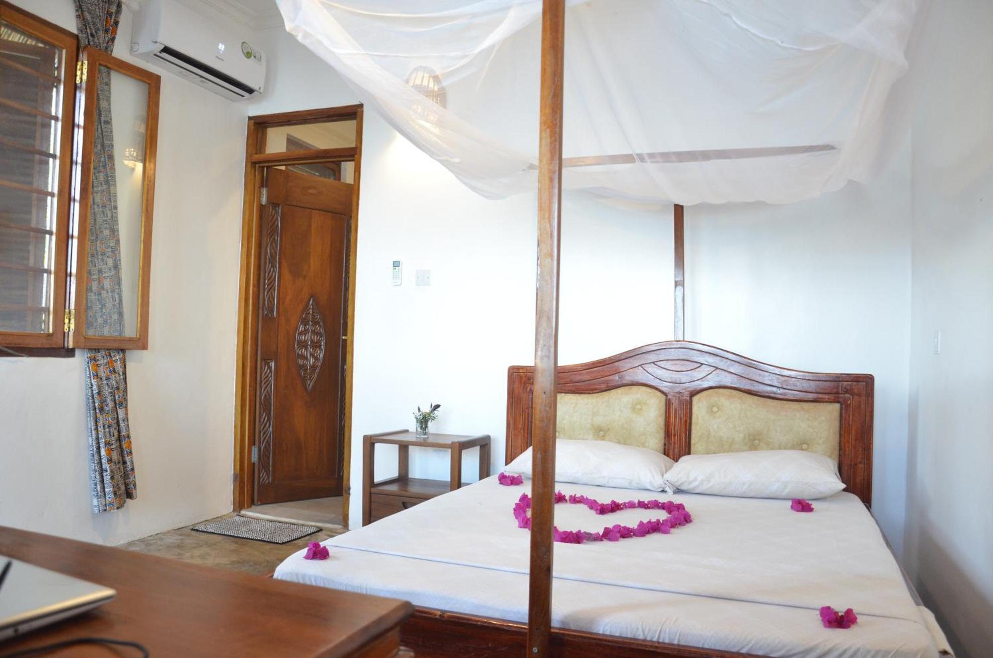 Lui Ushongo Beach House Pangani Exterior photo