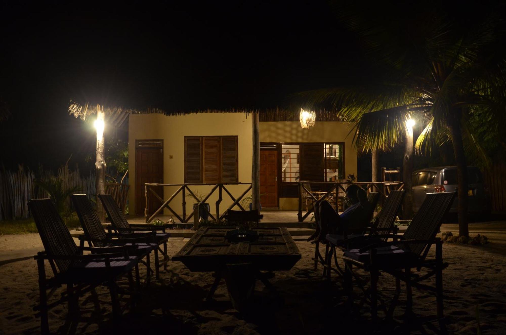 Lui Ushongo Beach House Pangani Exterior photo