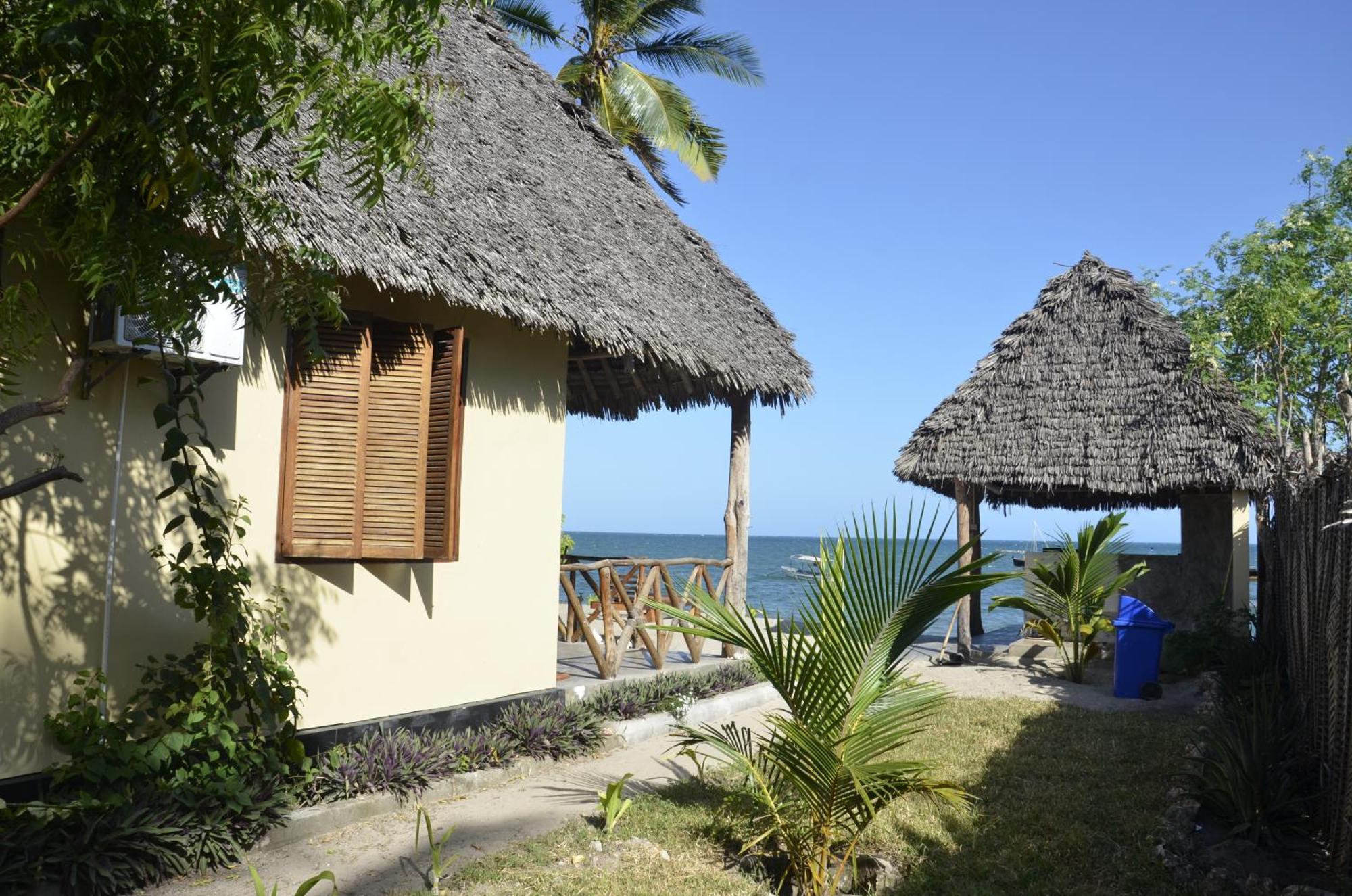 Lui Ushongo Beach House Pangani Exterior photo